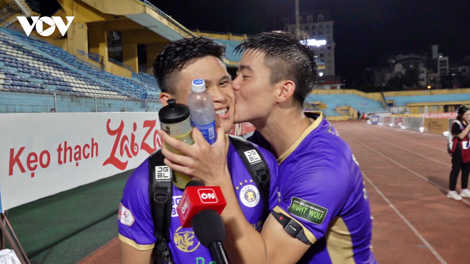 Duy Mạnh “cưỡng hôn” Tuấn Hải sau trận Hà Nội FC 2-1 HAGL